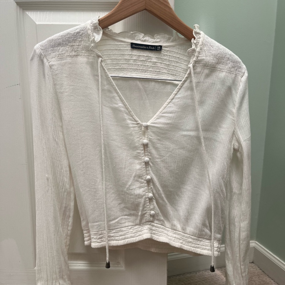 ABERCROMBIE AND FITCH WHITE V NECK BLOUSE WITH SMOCKED WAIST SIZE XS